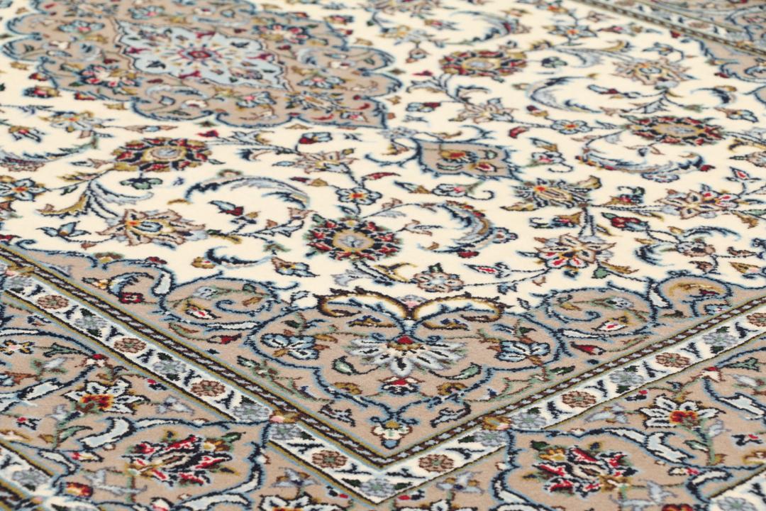 Un tapis Keshan noué main provenant du Moyen-Orient avec un médaillon floral beige et bleu.