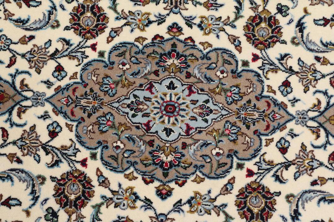 Un tapis Keshan noué main provenant du Moyen-Orient avec un médaillon floral beige et bleu.