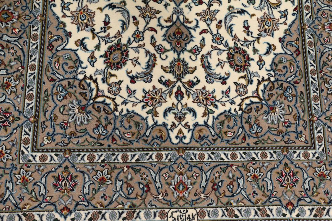 Un tapis Keshan noué main provenant du Moyen-Orient avec un médaillon floral beige et bleu.