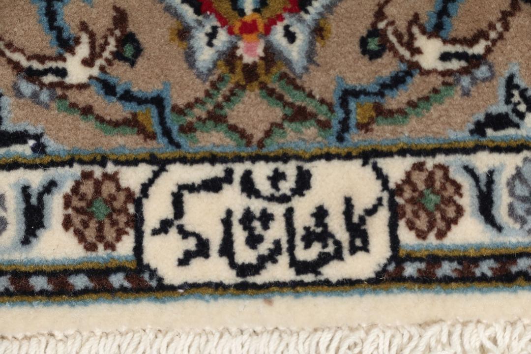 Un tapis Keshan noué main provenant du Moyen-Orient avec un médaillon floral beige et bleu.