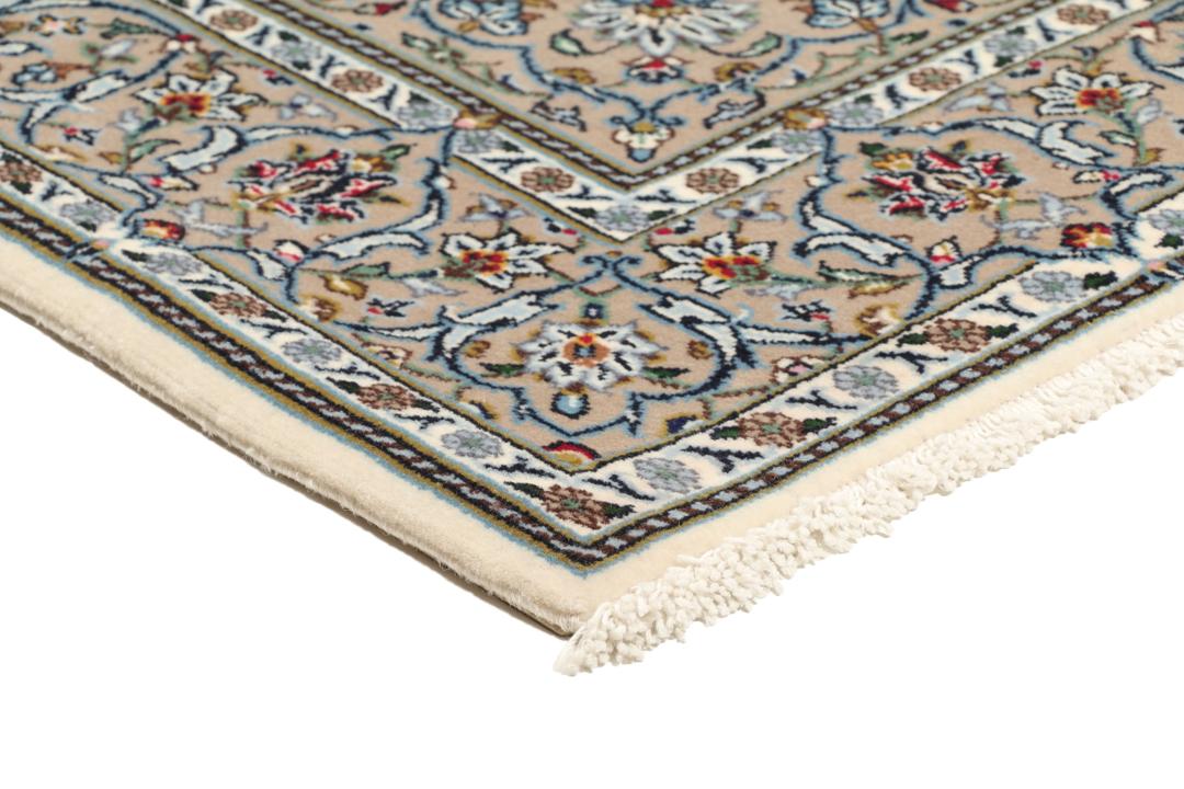 Un tapis Keshan noué main provenant du Moyen-Orient avec un médaillon floral beige et bleu.