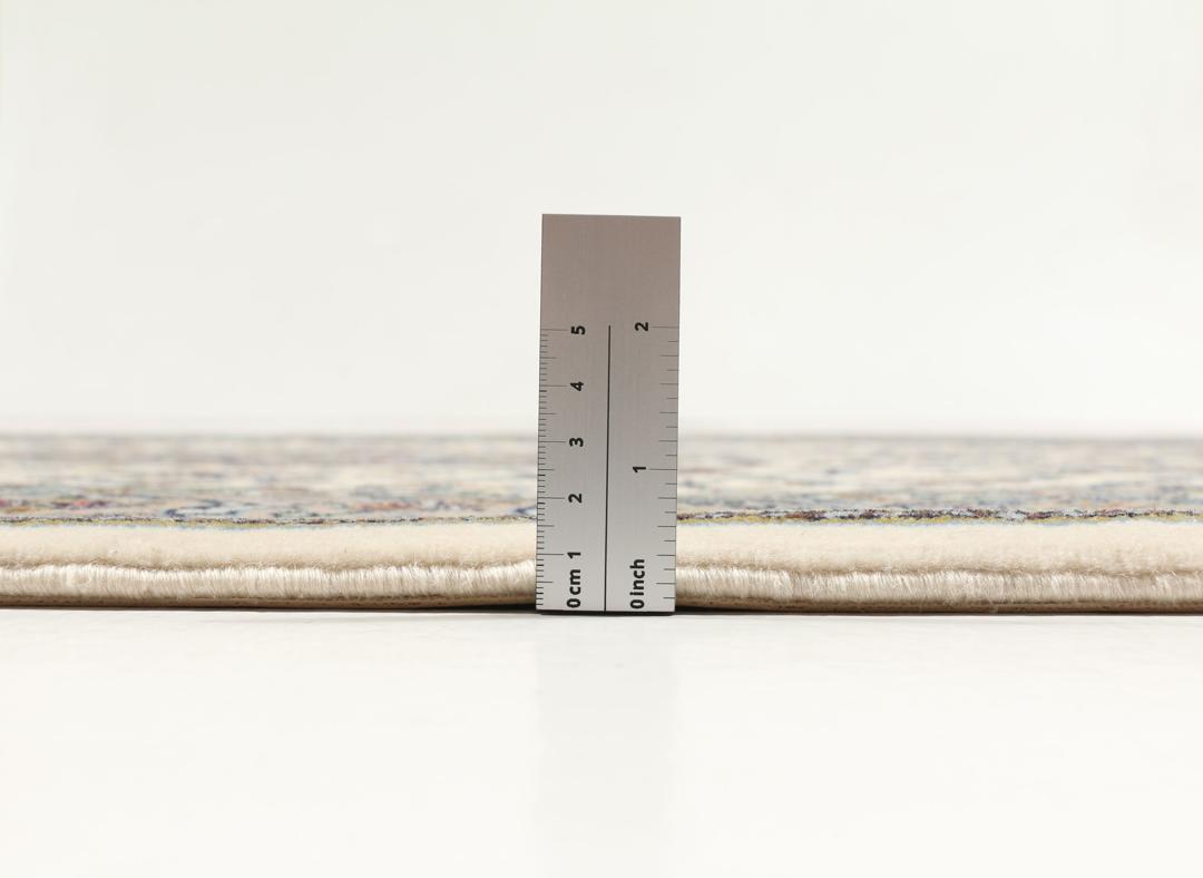 Un tapis Keshan noué main provenant du Moyen-Orient avec un médaillon floral beige et bleu.