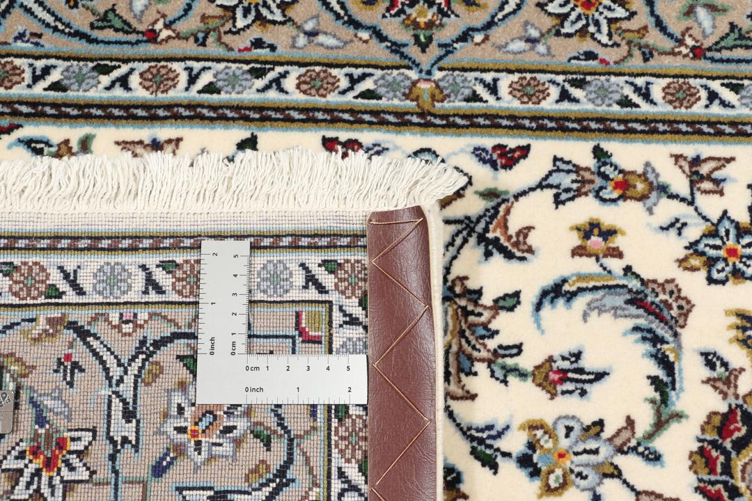 Un tapis Keshan noué main provenant du Moyen-Orient avec un médaillon floral beige et bleu.