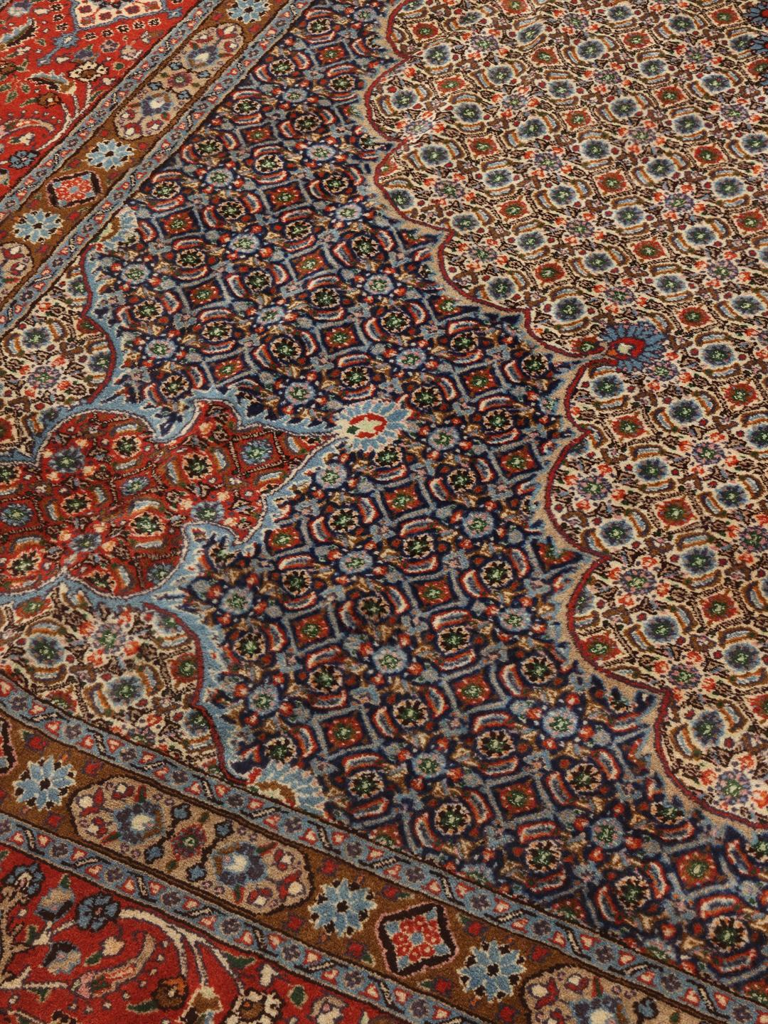 Handmade Moud rug with a central medallion in dark-red and beige tones