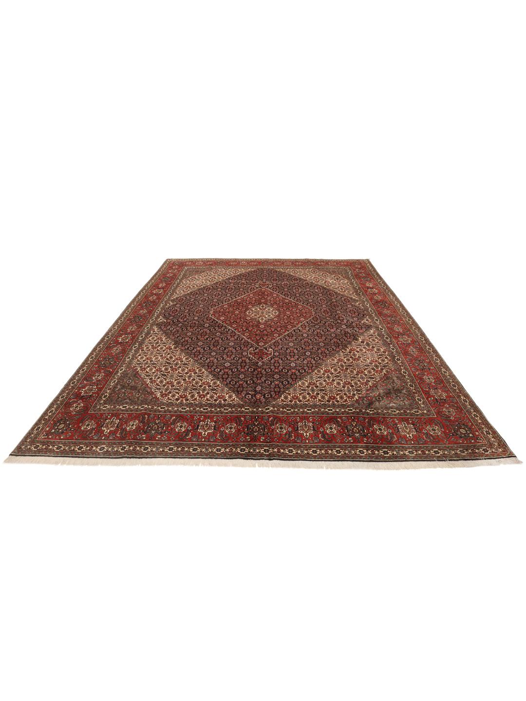 Een handgeknoopt Tabriz 40 Raj tapijt uit het Midden-Oosten in rood- en beige tinten.