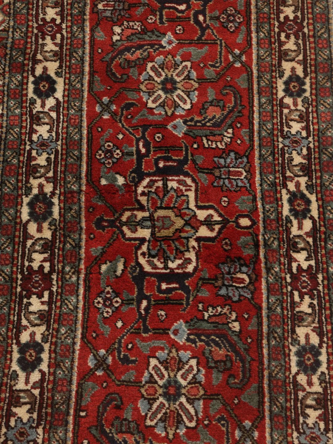 Een handgeknoopt Tabriz 40 Raj tapijt uit het Midden-Oosten in rood- en beige tinten.