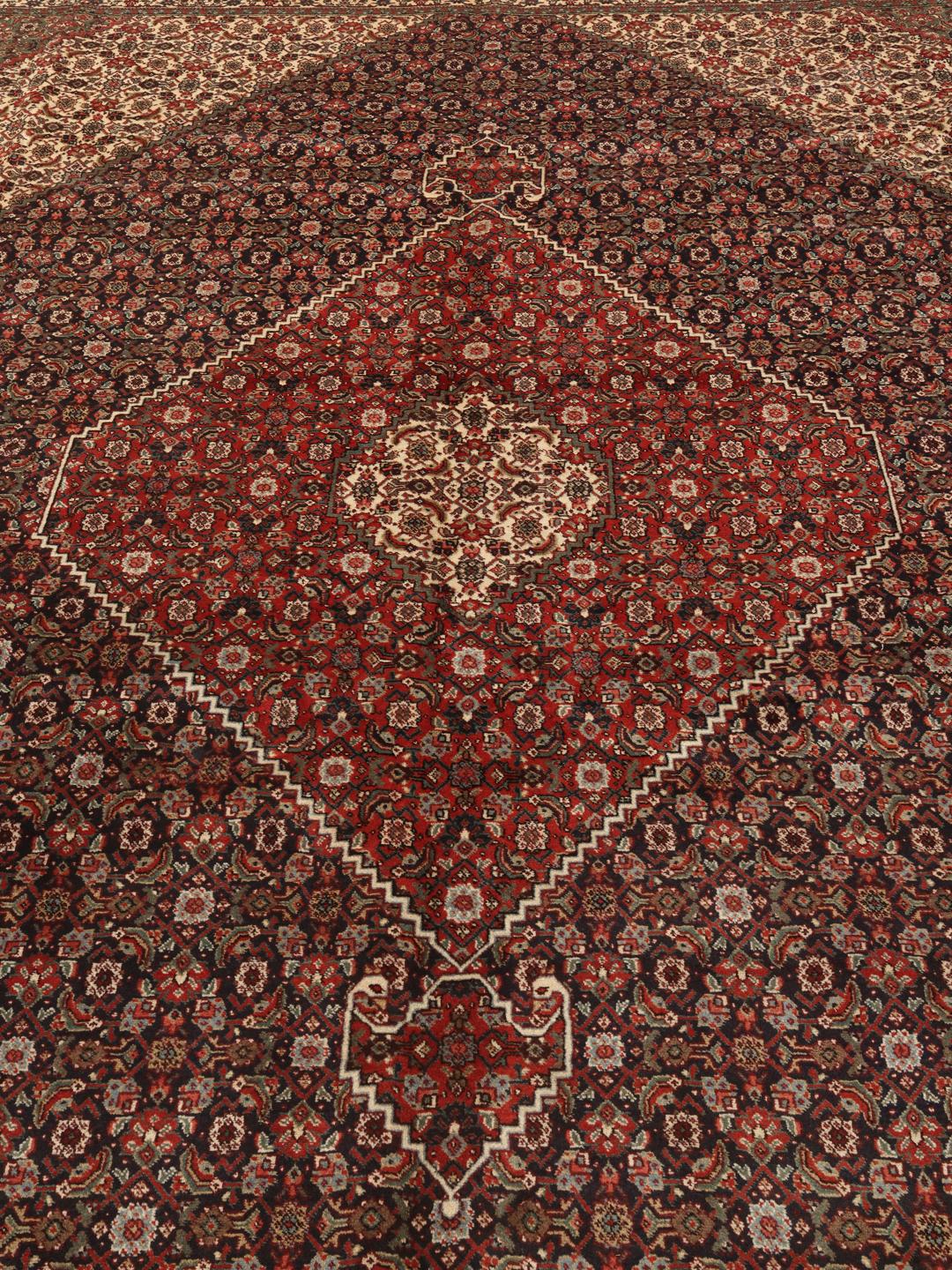 Een handgeknoopt Tabriz 40 Raj tapijt uit het Midden-Oosten in rood- en beige tinten.