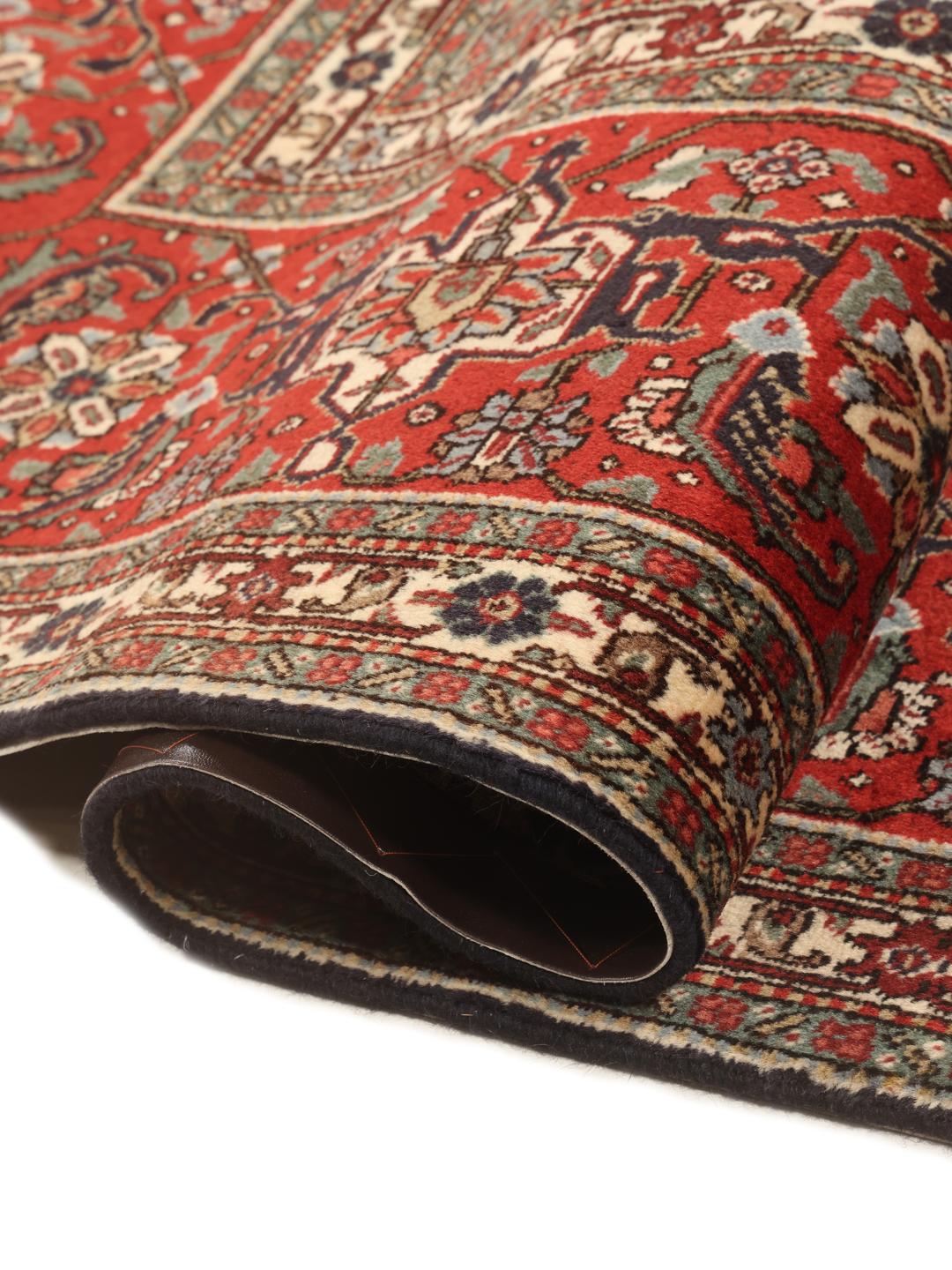 Een handgeknoopt Tabriz 40 Raj tapijt uit het Midden-Oosten in rood- en beige tinten.