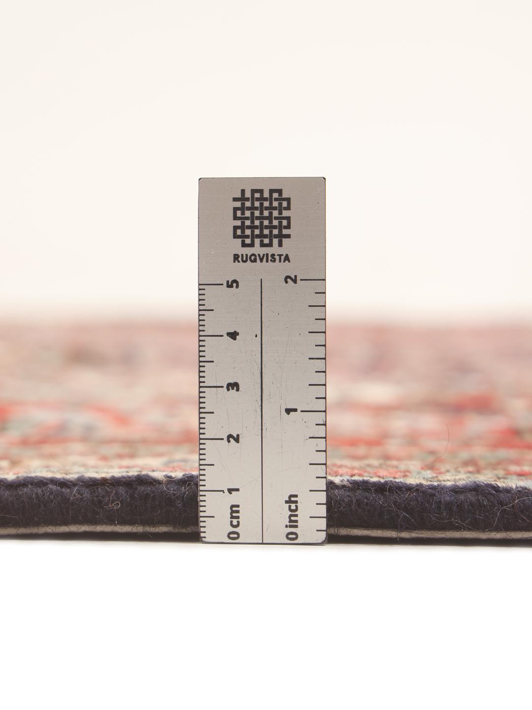 Een handgeknoopt Tabriz 40 Raj tapijt uit het Midden-Oosten in rood- en beige tinten.