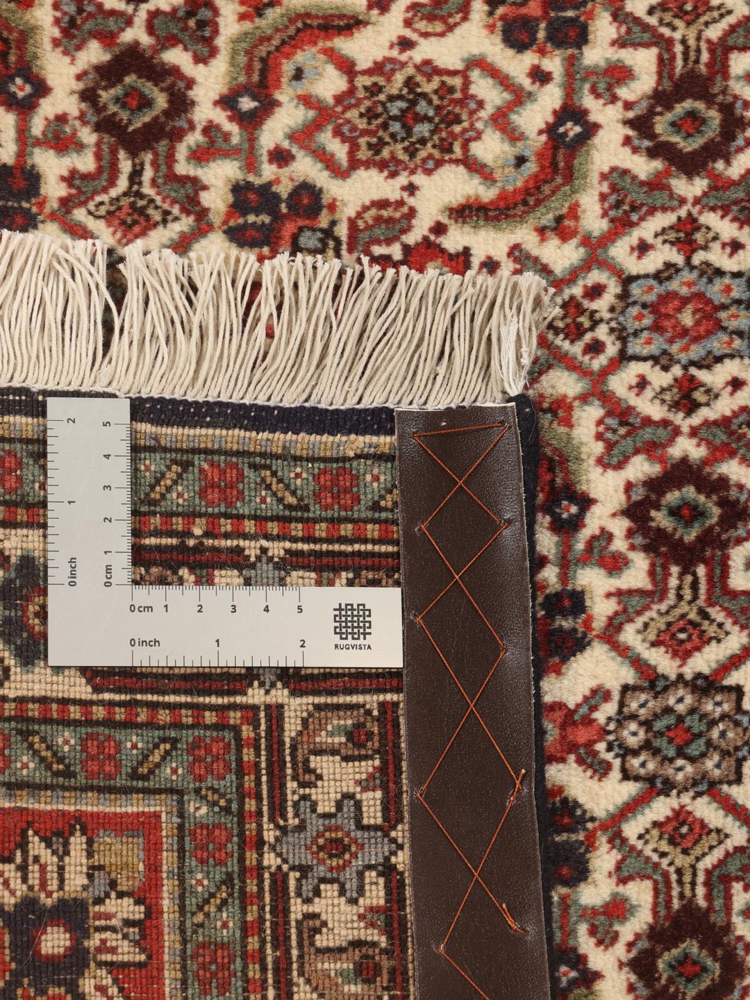 Een handgeknoopt Tabriz 40 Raj tapijt uit het Midden-Oosten in rood- en beige tinten.