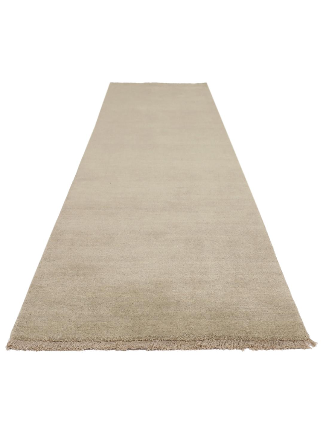 Un tapis de couloir tissé à la main de couleur gris clair avec de courtes franges