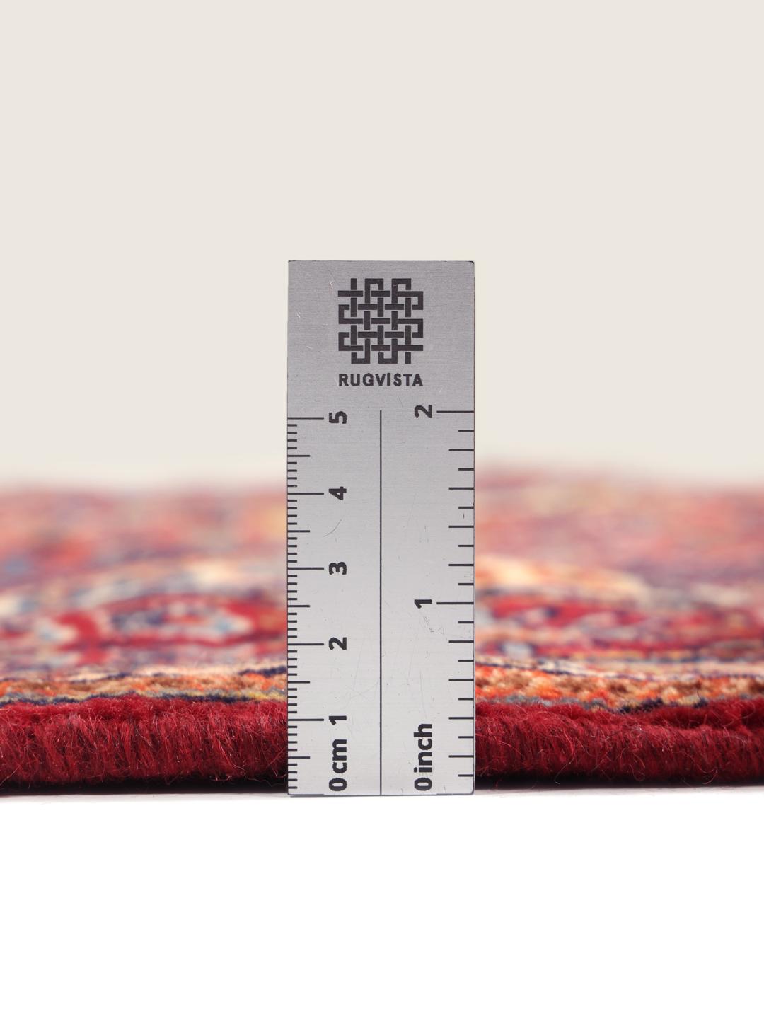 Met de hand geknoopt Ghashghai vloerkleed uit het Midden-Oosten met een levendig rood veld en gedetailleerde bloempatronen.