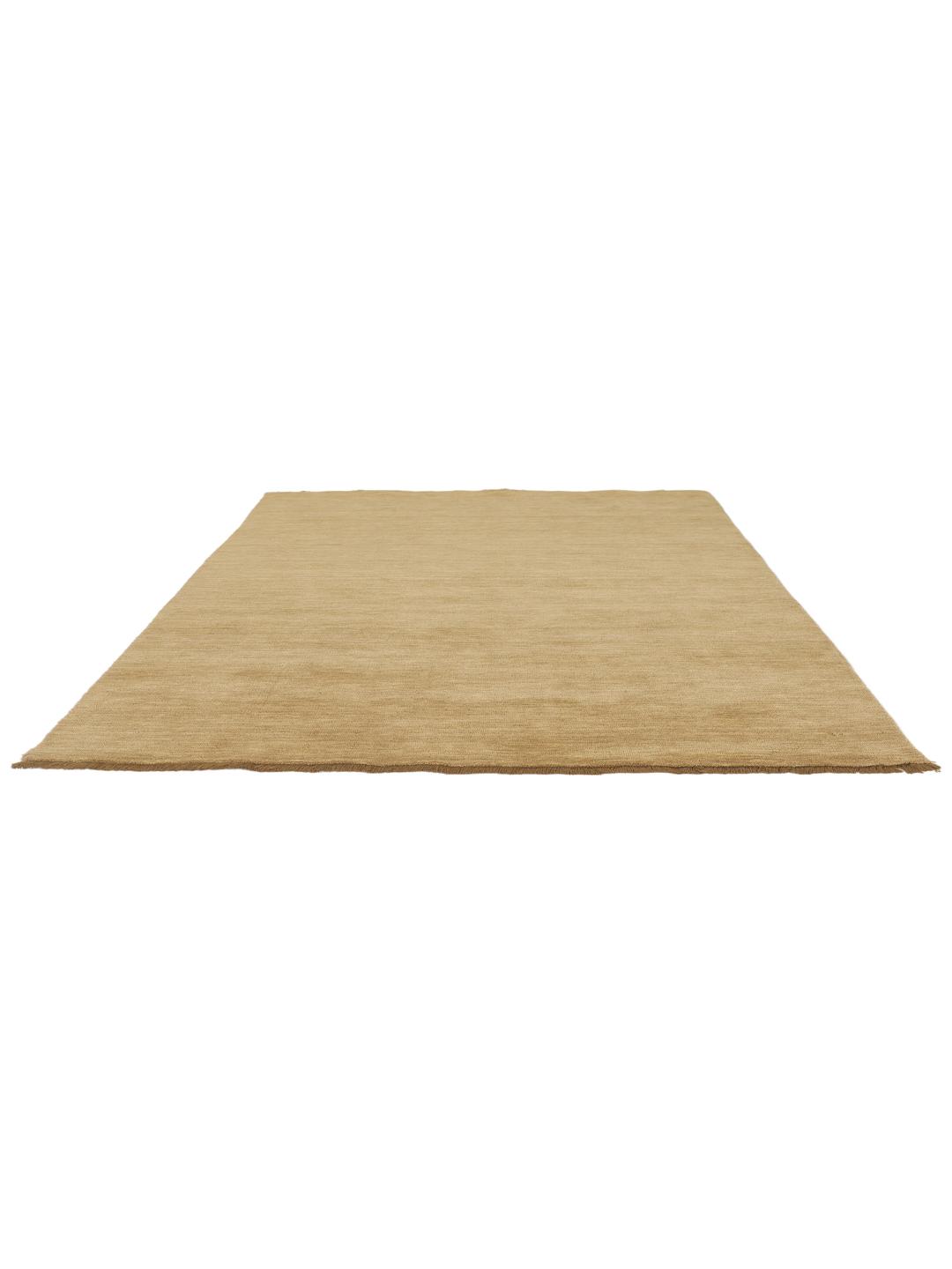 Beige rug with fringes and a soft wool pile