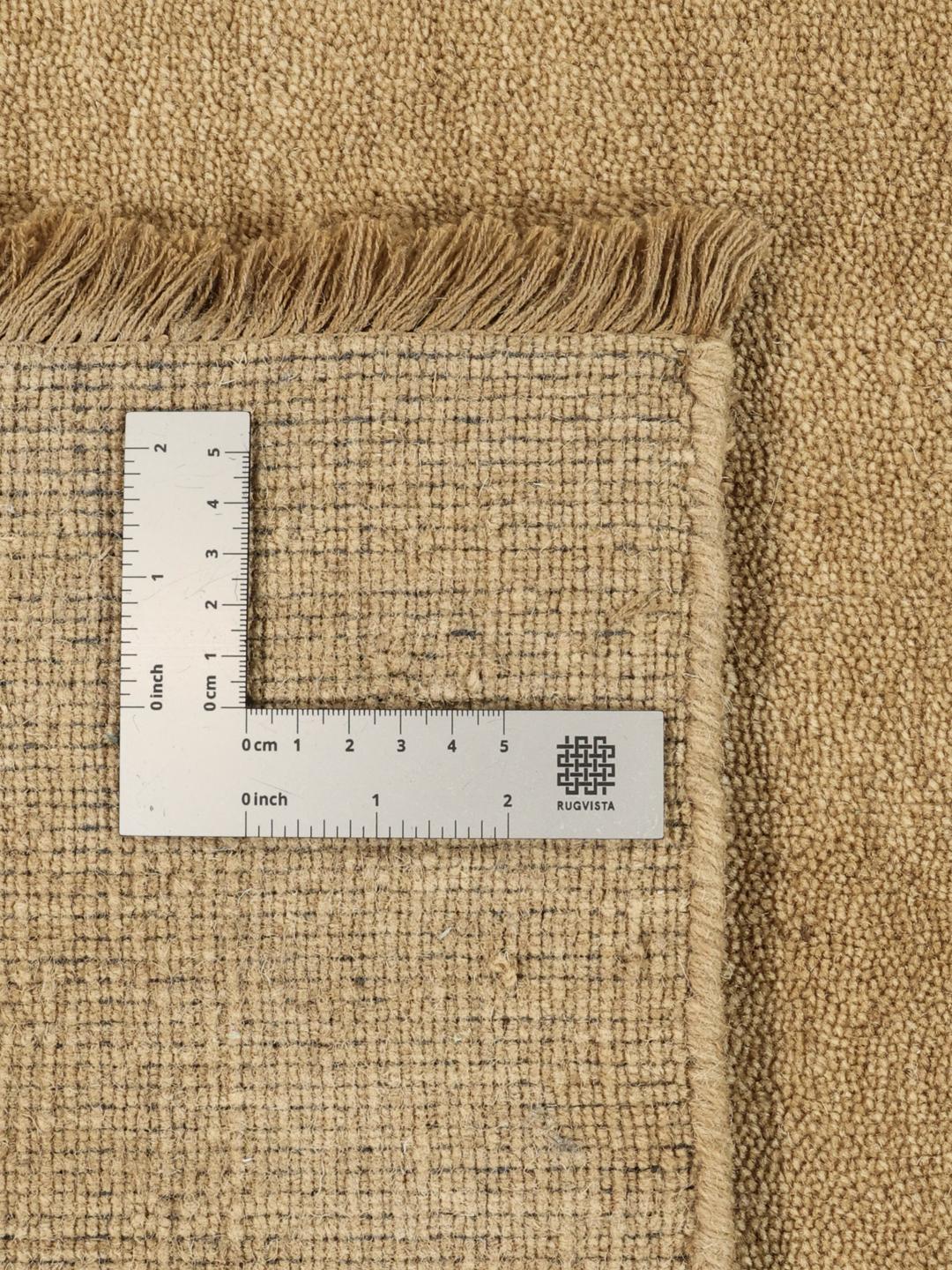 Beige rug with fringes and a soft wool pile