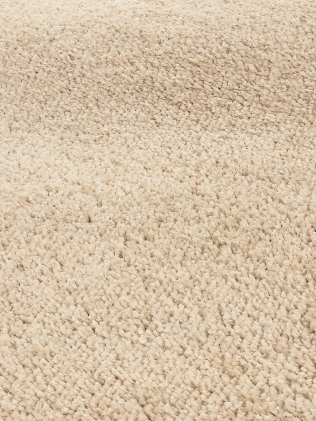 Beigekleurig vloerkleed met een zachte pluche pool