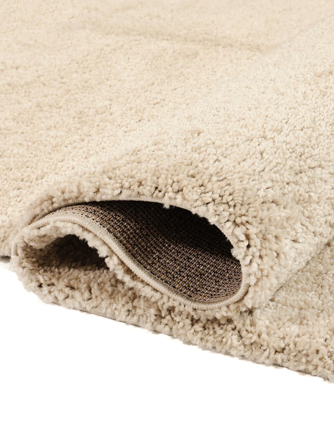 Beigekleurig vloerkleed met een zachte pluche pool