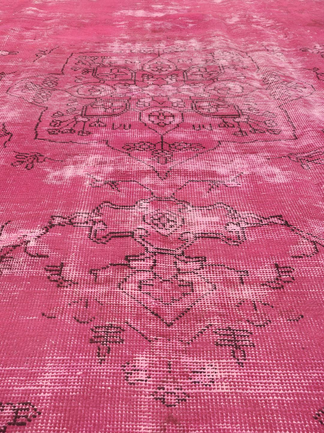 Veliki pravokutni prebojani ružičasti tepih s tradicionalnim motivima s Bliskog istoka