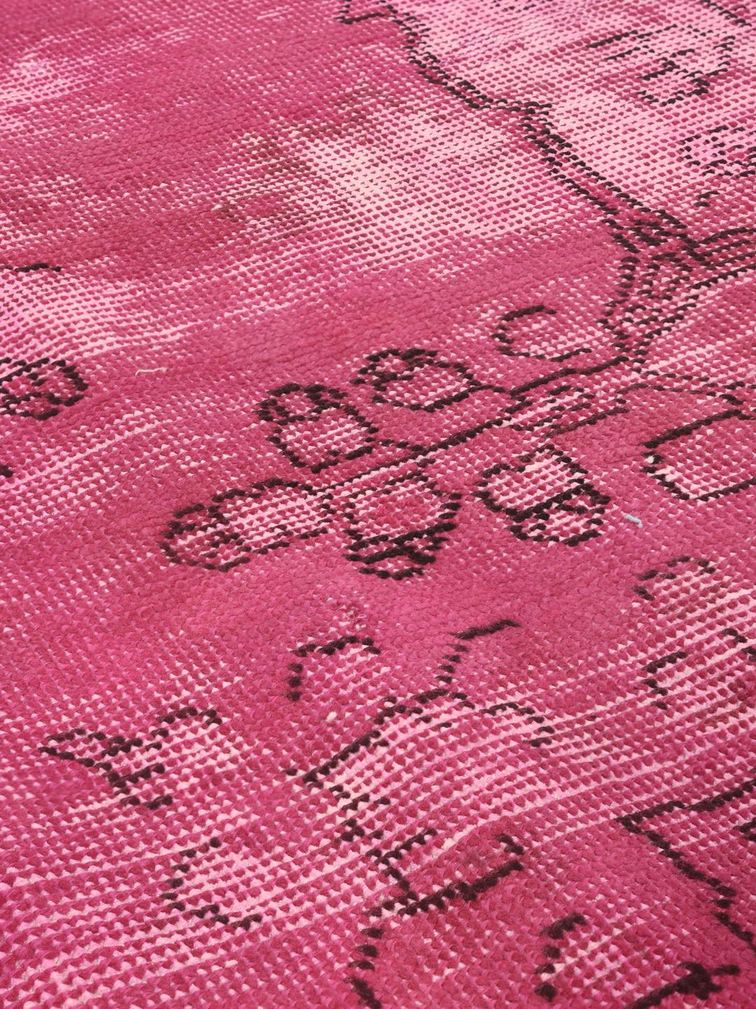 Veliki pravokutni prebojani ružičasti tepih s tradicionalnim motivima s Bliskog istoka