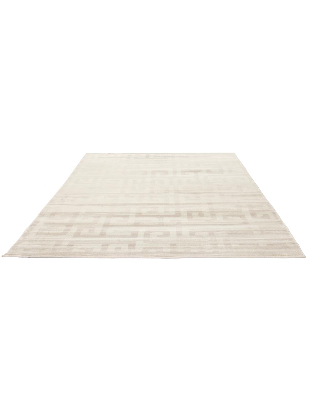 Beige tæppe med et subtilt geometrisk mønster