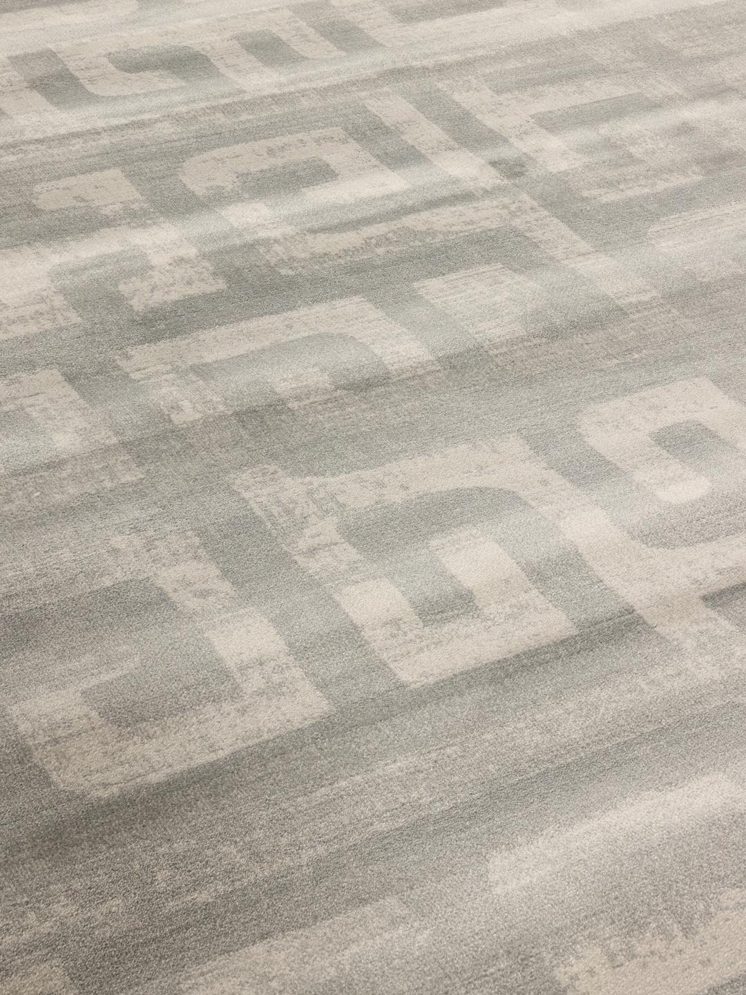 Tapis gris clair avec un motif géométrique