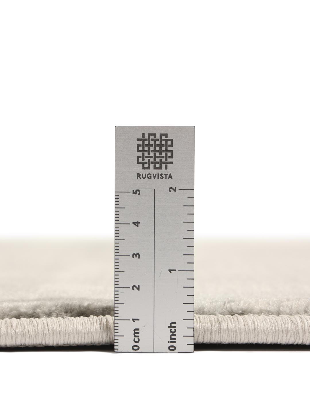 Tapis gris clair avec un motif géométrique