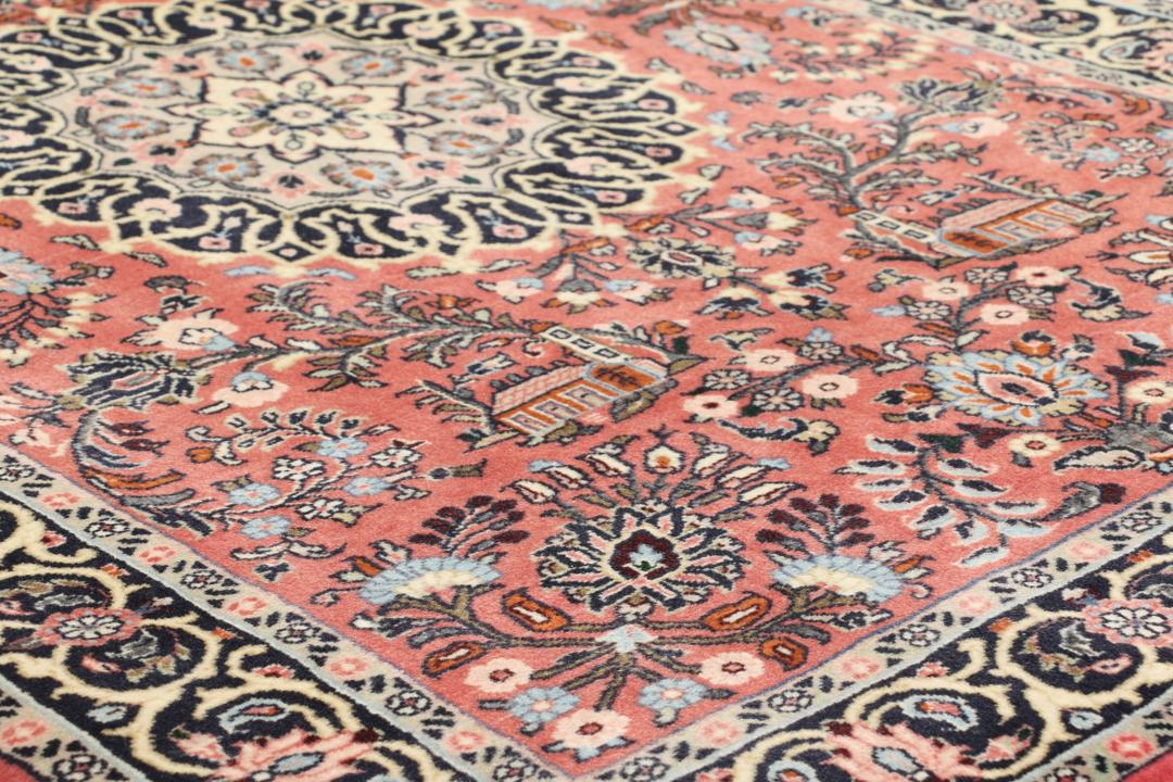 Et håndknyttet Hamadan Shahrbaf-tæppe fra Mellemøsten i mørkerøde nuancer med blomstermotiver.