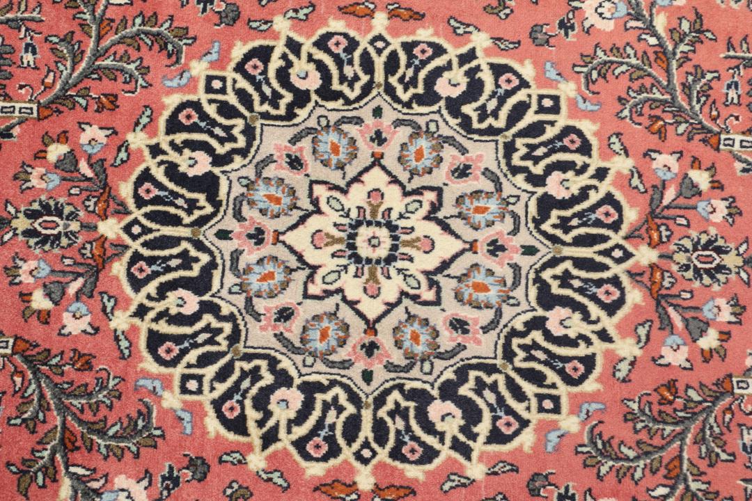 Et håndknyttet Hamadan Shahrbaf-tæppe fra Mellemøsten i mørkerøde nuancer med blomstermotiver.