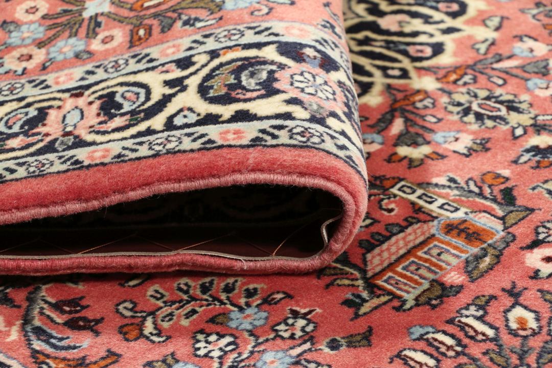 Et håndknyttet Hamadan Shahrbaf-tæppe fra Mellemøsten i mørkerøde nuancer med blomstermotiver.