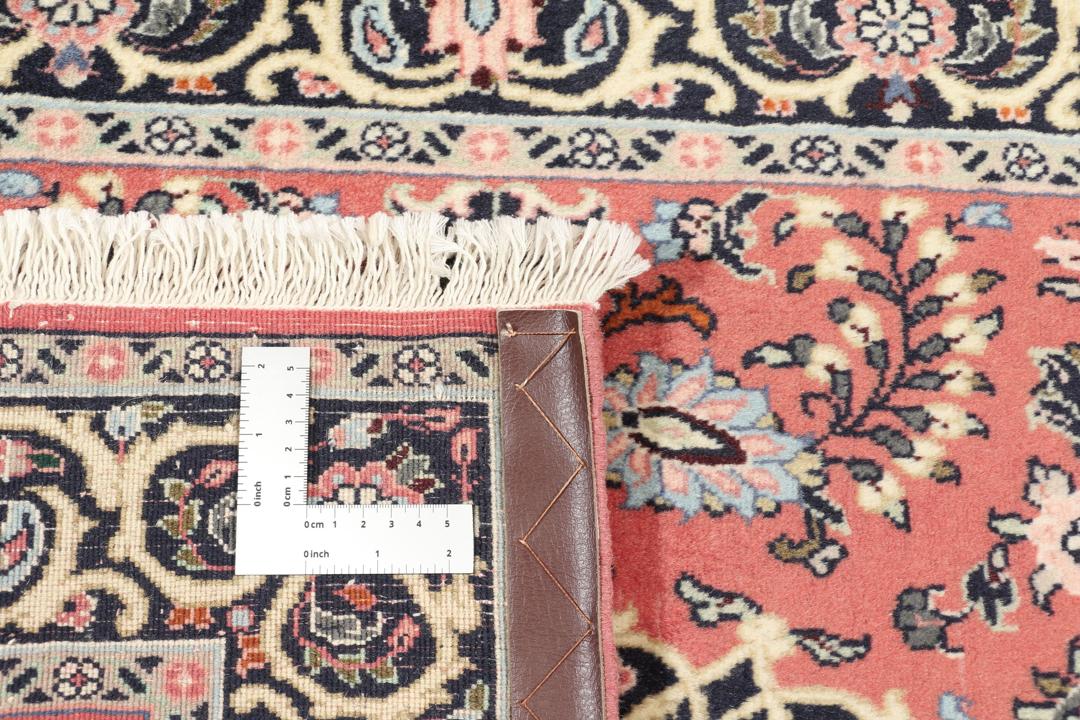 Et håndknyttet Hamadan Shahrbaf-tæppe fra Mellemøsten i mørkerøde nuancer med blomstermotiver.
