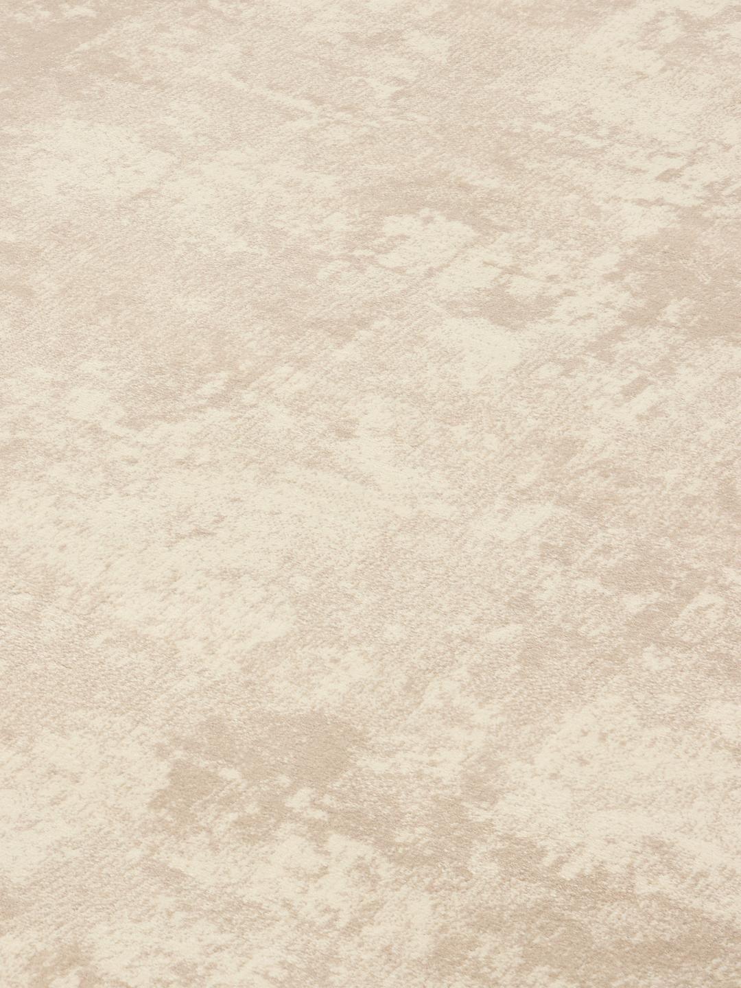 Beige tæppe med et diskret slidt mønster