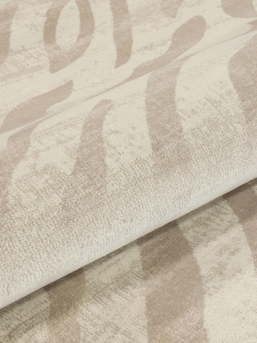 Cirkulært beige tæppe med et diskret zebramønster