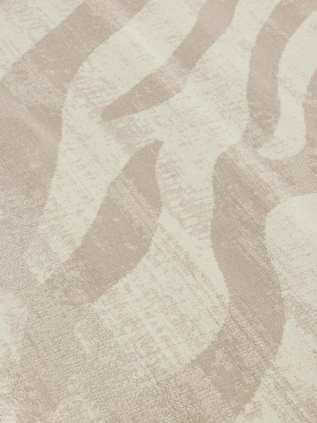 Light beige rug with animal-motif pattern