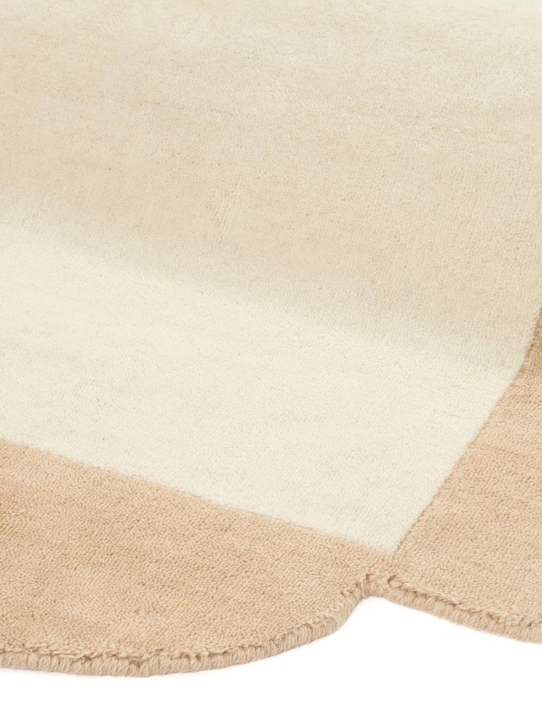 Et rektangulært tæppe i beige og råhvid med en ren, moderne æstetik.