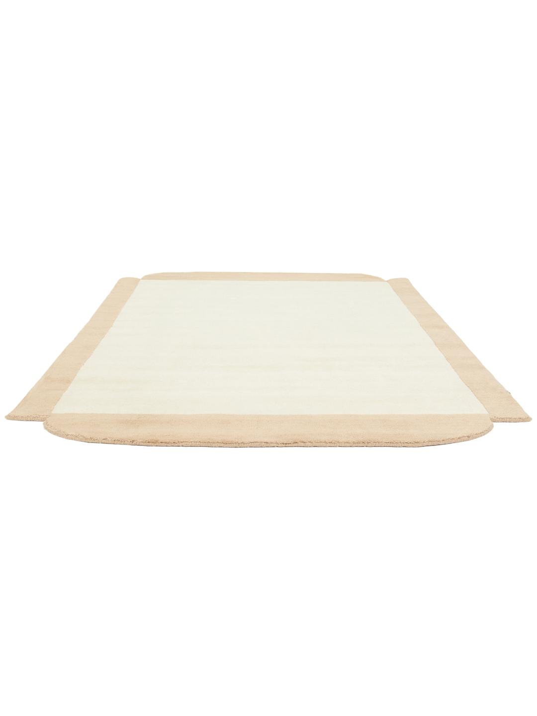 Een rechthoekig kleed in beige en off-white met een strakke moderne esthetiek.