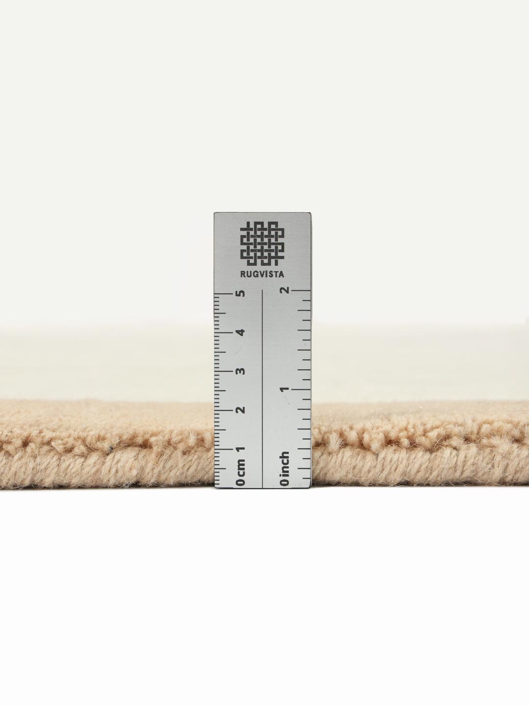 Een rechthoekig kleed in beige en off-white met een strakke moderne esthetiek.