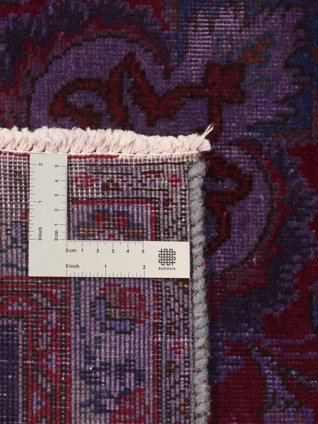 Veliki, ručno čvorani vintage tepih iz Srednjeg istoka s cvjetnim medaljonom u dubokim crvenim i ljubičastim tonovima.