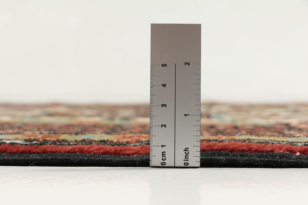 Een handgeknoopt Ardebil-tapijt met complexe, veelkleurige geometrische patronen.