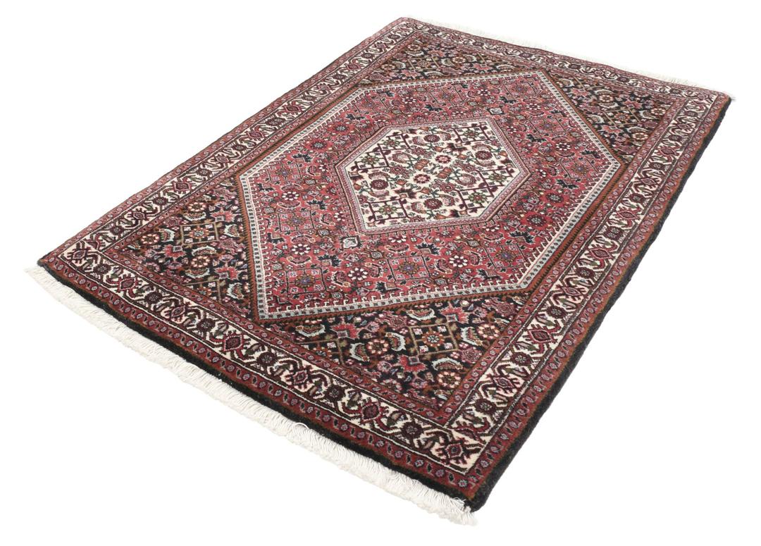 Een handgeknoopt, uniek Bidjar-tapijt uit het Midden-Oosten met een levendig rood en donkergekleurd bloemmedaillonontwerp.