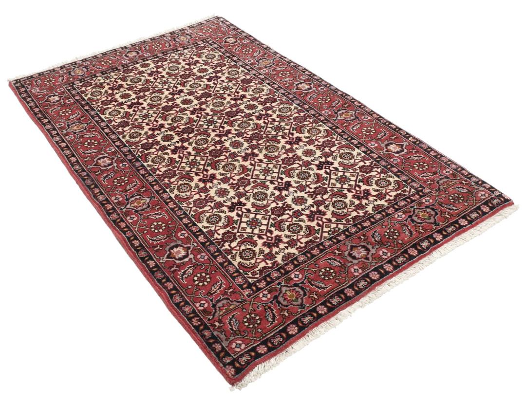 Handgeknoopt Bidjar-tapijt uit het Midden-Oosten in rood en beige met ingewikkelde bloempatronen.