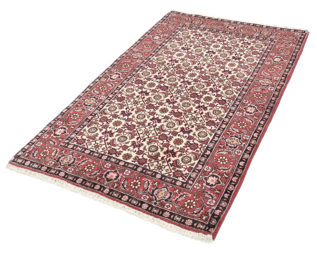 Handgeknoopt Bidjar-tapijt uit het Midden-Oosten in rood en beige met ingewikkelde bloempatronen.