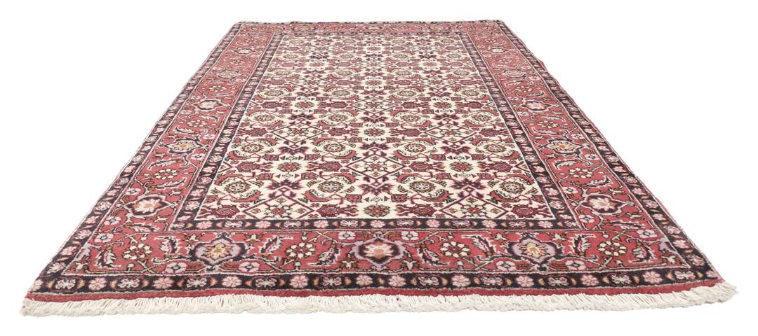 Handgeknoopt Bidjar-tapijt uit het Midden-Oosten in rood en beige met ingewikkelde bloempatronen.