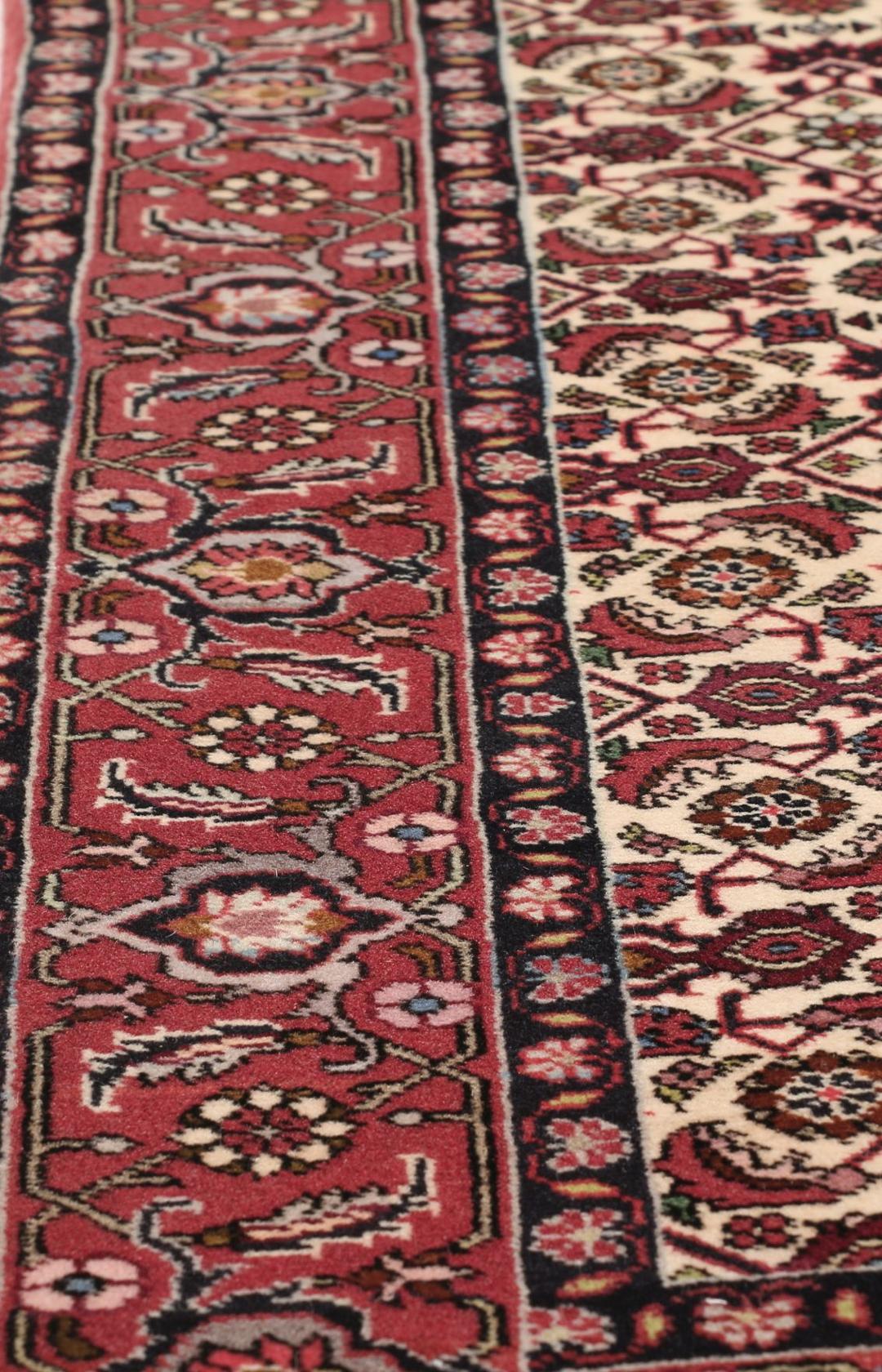 Handgeknoopt Bidjar-tapijt uit het Midden-Oosten in rood en beige met ingewikkelde bloempatronen.