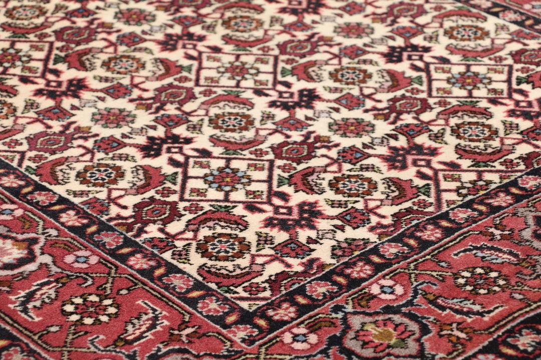 Handgeknoopt Bidjar-tapijt uit het Midden-Oosten in rood en beige met ingewikkelde bloempatronen.