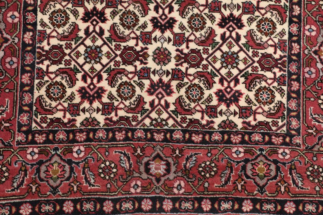 Handgeknoopt Bidjar-tapijt uit het Midden-Oosten in rood en beige met ingewikkelde bloempatronen.