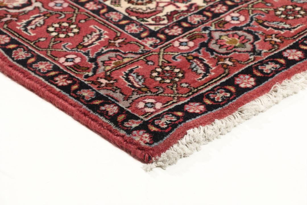 Handgeknoopt Bidjar-tapijt uit het Midden-Oosten in rood en beige met ingewikkelde bloempatronen.
