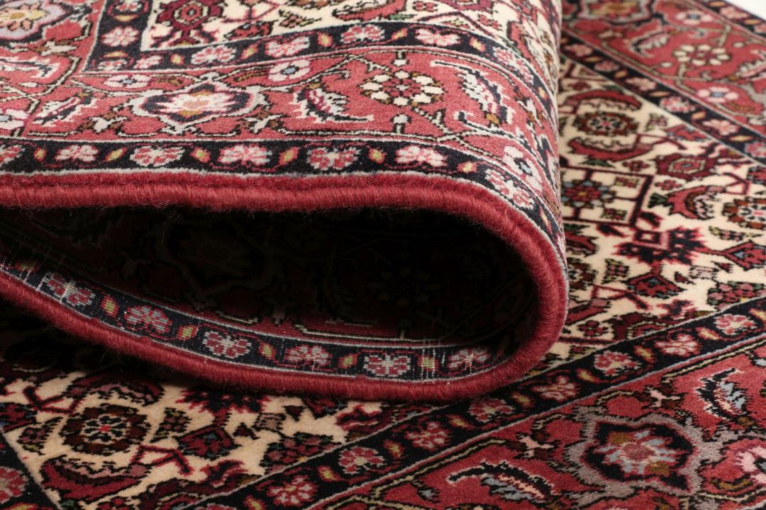 Handgeknoopt Bidjar-tapijt uit het Midden-Oosten in rood en beige met ingewikkelde bloempatronen.