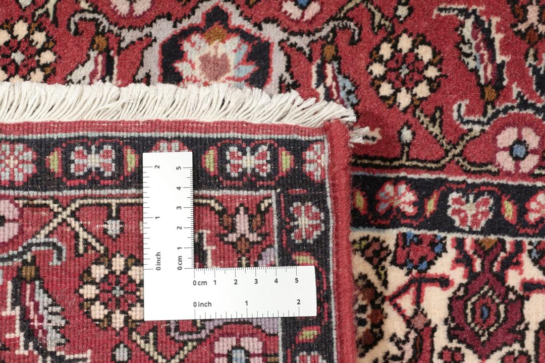 Handgeknoopt Bidjar-tapijt uit het Midden-Oosten in rood en beige met ingewikkelde bloempatronen.