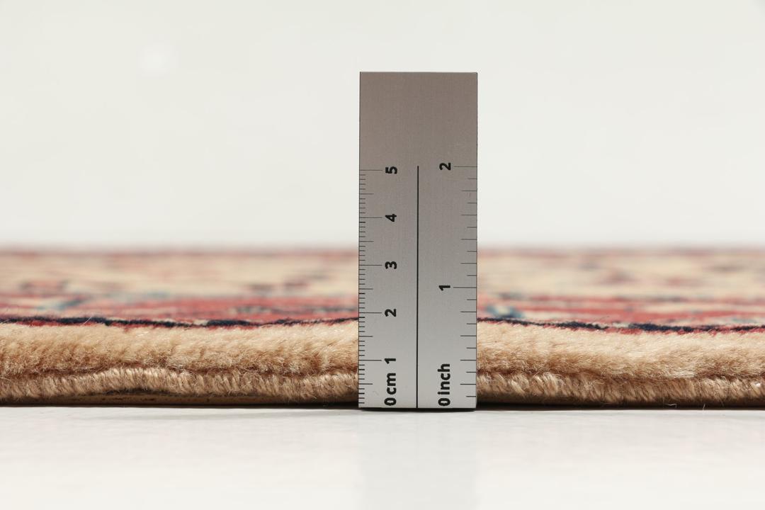 Handgeknoopt Heriz-tapijt uit het Midden-Oosten in rode en beige tinten