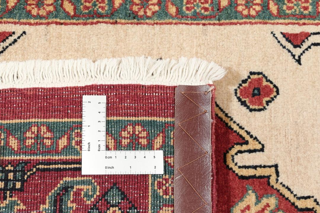 Et håndknyttet Heriz-tæppe fra Mellemøsten med en levende rød og beige farvepalette.