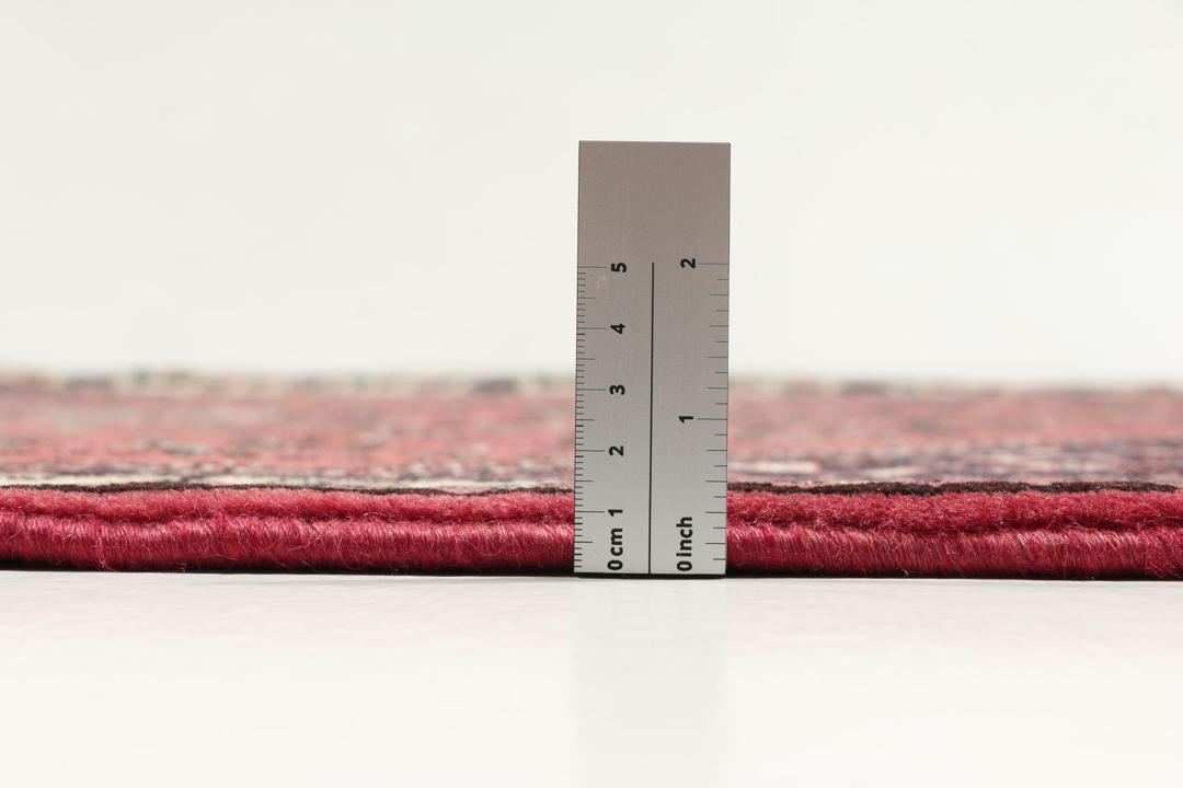 Et håndknyttet Abadeh uldtæppe med et mørkerødt og sort geometrisk mønster fra Mellemøsten.